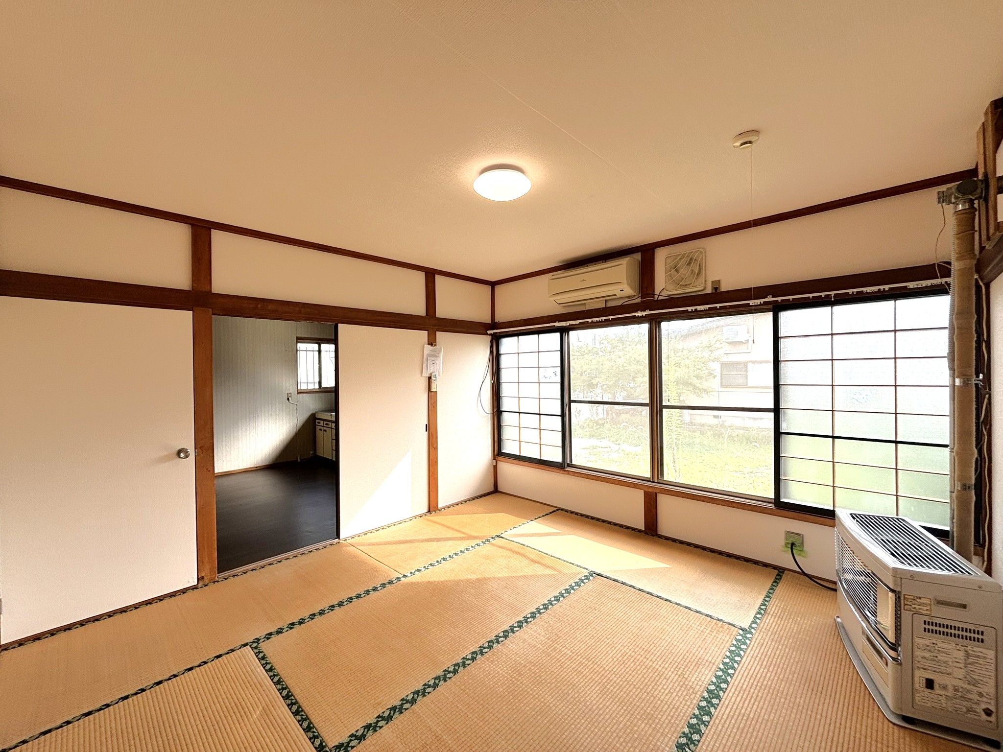 西滝一丁目貸家の居間写真