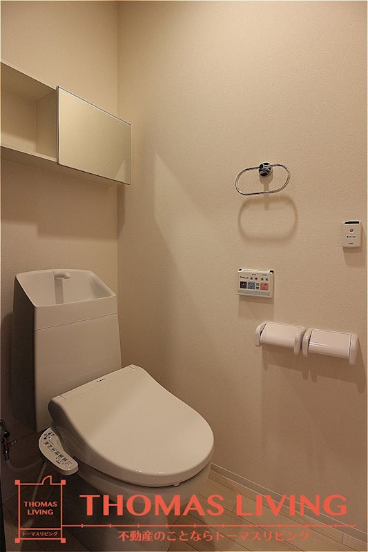 トイレ　収納棚付きトイレです。
