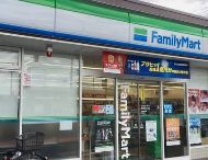 コンビニ　ファミリーマート赤羽西六丁目店（コンビニ）まで329m