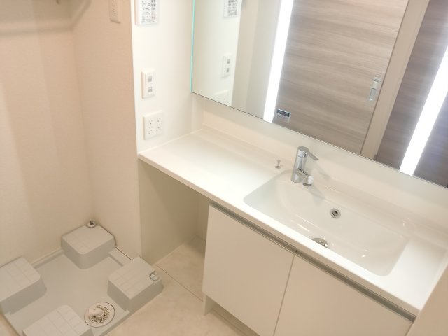 洗面設備　写真は307号室のもの、同タイプです。