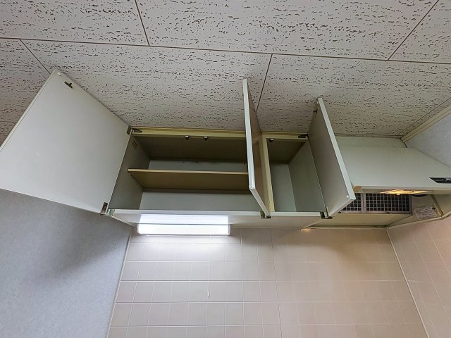 キッチン　掲載写真は同型モデルを掲載しており実際のお部屋と仕様等が異な