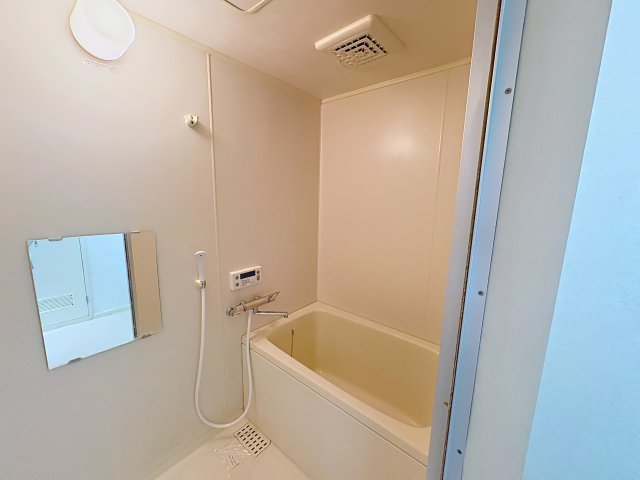 バス・シャワールーム　掲載写真は同型モデルを掲載しており実際のお部屋と仕様等が異な