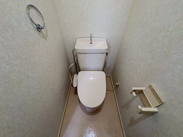トイレ　掲載写真は同型モデルを掲載しており実際のお部屋と仕様等が異な