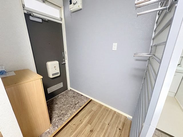 玄関　掲載写真は同型モデルを掲載しており実際のお部屋と仕様等が異な