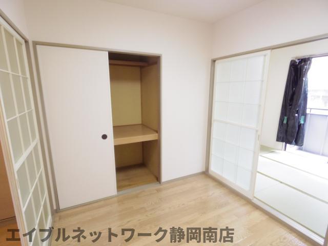 居室・リビング　こちらの居間で趣味の時間をお楽しみください