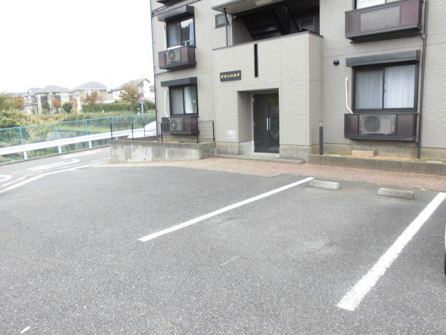 駐車場　敷地内駐車場（要空き確認）