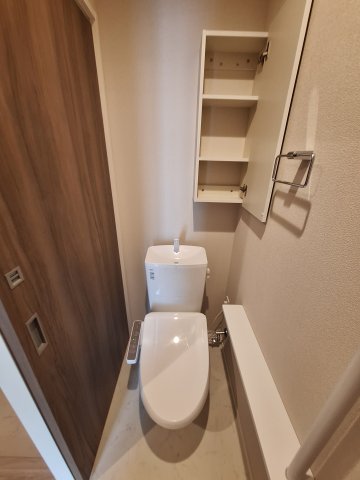 トイレ　手すり付きでつまづき防止/便座/ウォシュレット付き