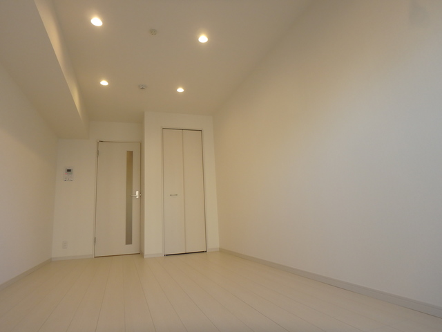 居室・リビング　白を基調としたキレイなお部屋です。