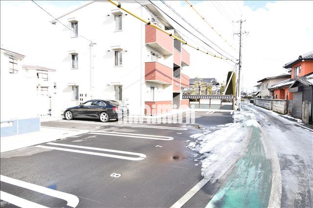 駐車場　駐車もし易い配置。