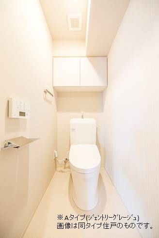 トイレ　※写真は同タイプ住戸です。