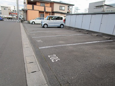 【ロカティ・ドゥAの駐車場】