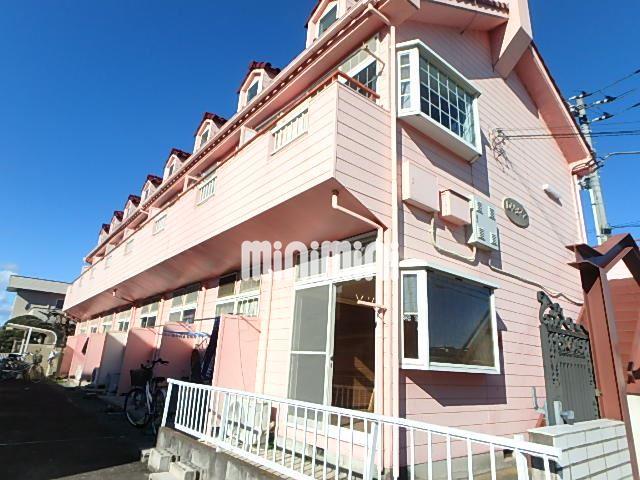建物外観　鮮やかなピンクが一際目を引く明るい外観です。