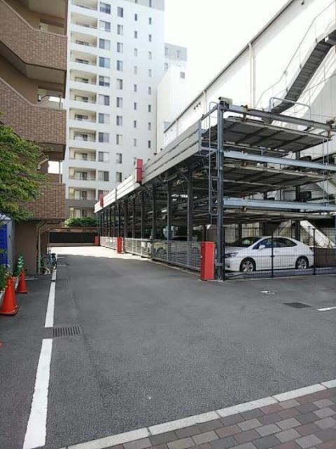 【松山市若草町のマンションの駐車場】