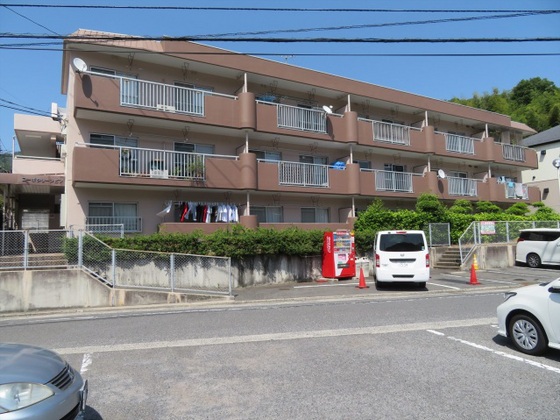 【広島市東区戸坂大上のマンションの建物外観】