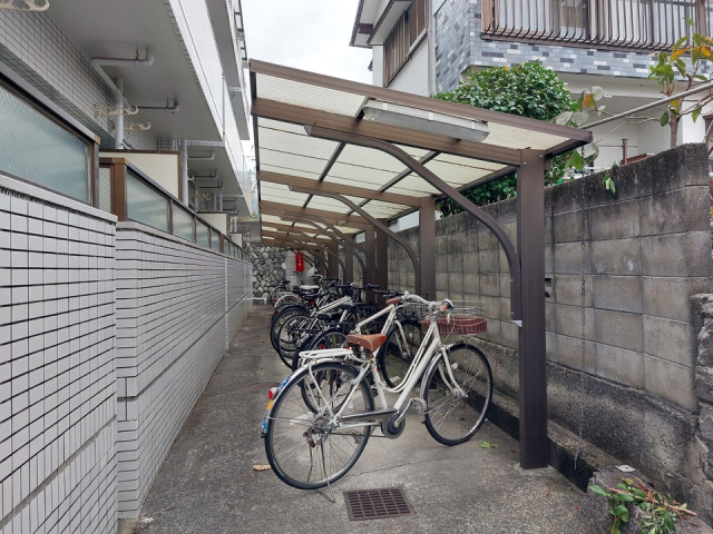 【松山市祝谷のマンションの駐車場】