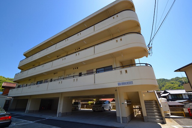 広島市安芸区上瀬野のマンションの建物外観