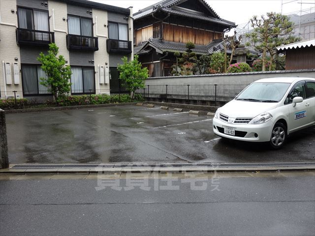 【高槻市五領町のアパートの駐車場】