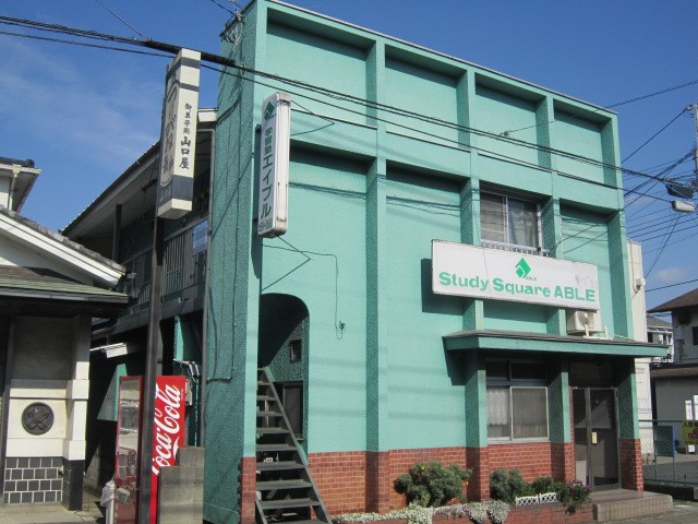 平塚市南金目のアパートの建物外観