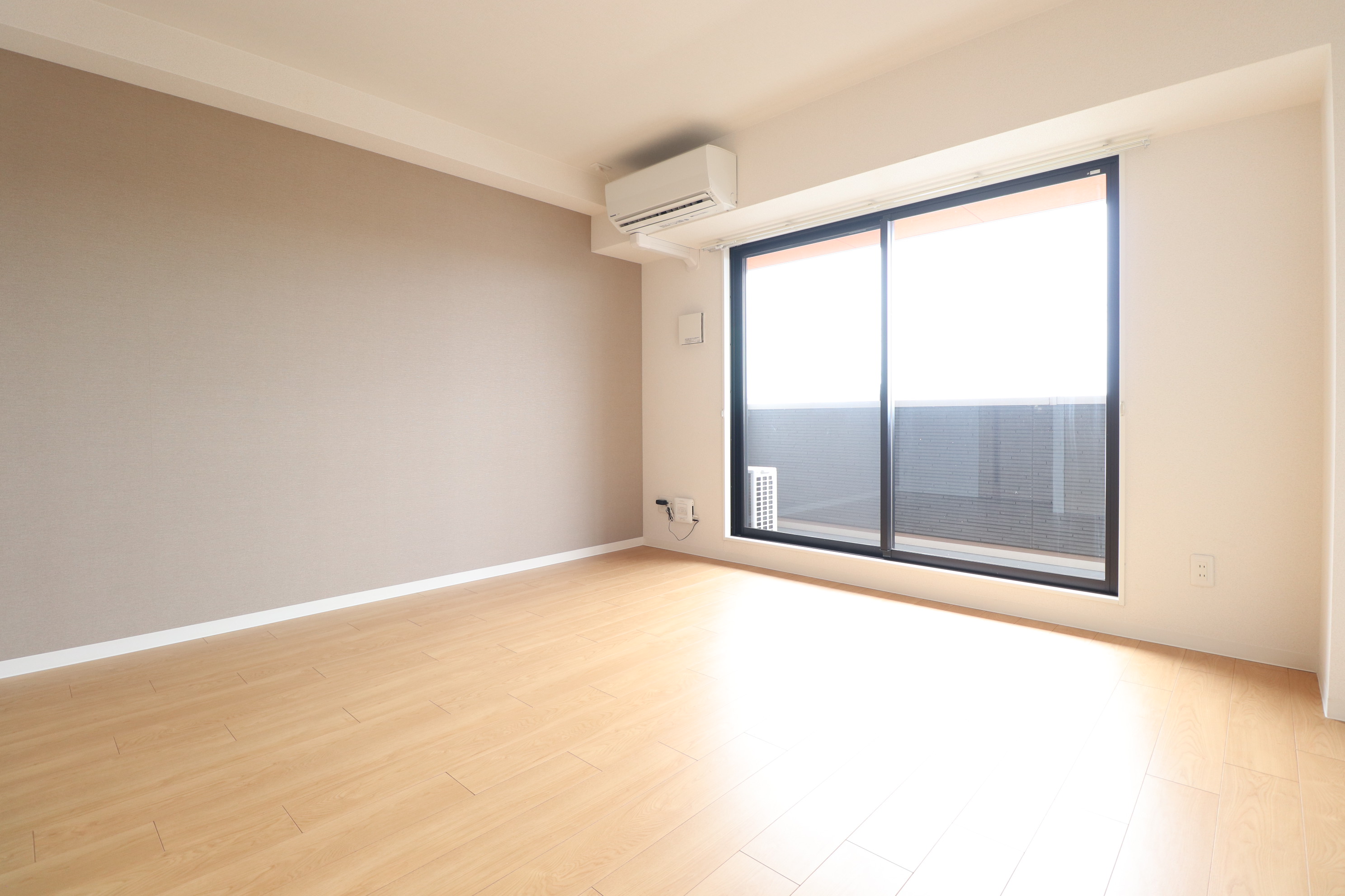 居室・リビング　広々と過ごせて、壁紙もとってもオシャレな9帖のお部屋♪