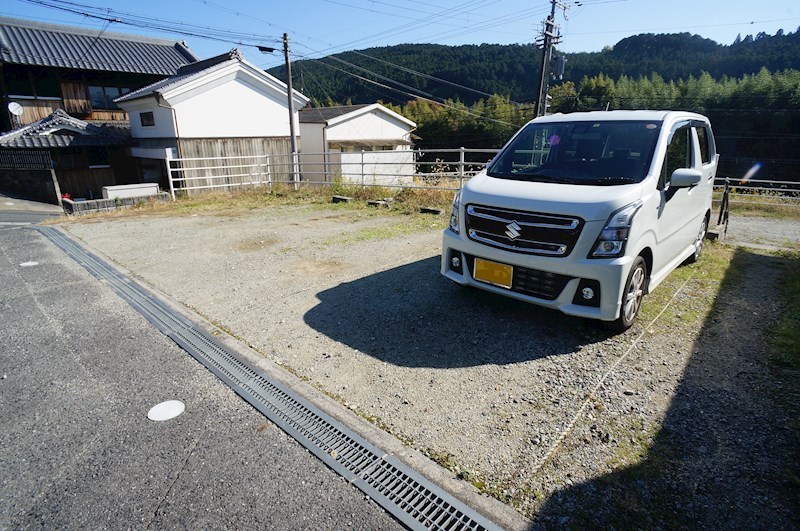 【グラン　コリーヌの駐車場】