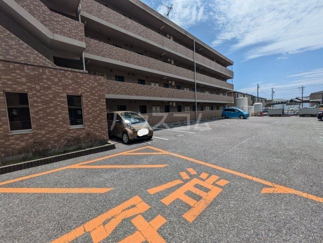 【西尾市熊味町のマンションの駐車場】