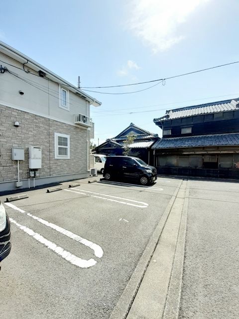 【松山市北吉田町のアパートの駐車場】