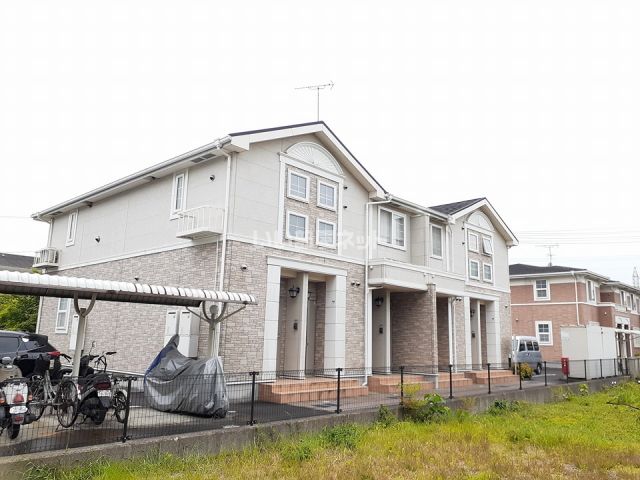 松山市北吉田町のアパートの建物外観