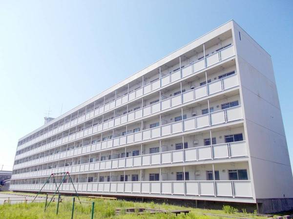 富山市四方荒屋のマンションの建物外観