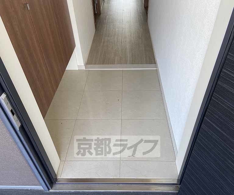 【向日市寺戸町のマンションの玄関】