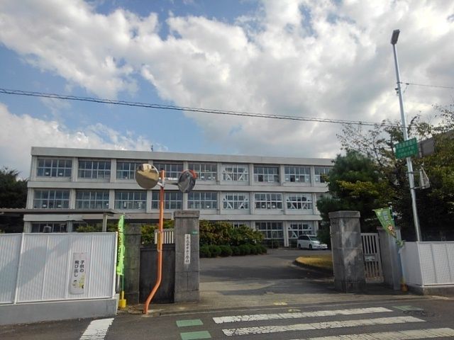 【ロイヤルレジデンス　虹の小径IIの小学校】