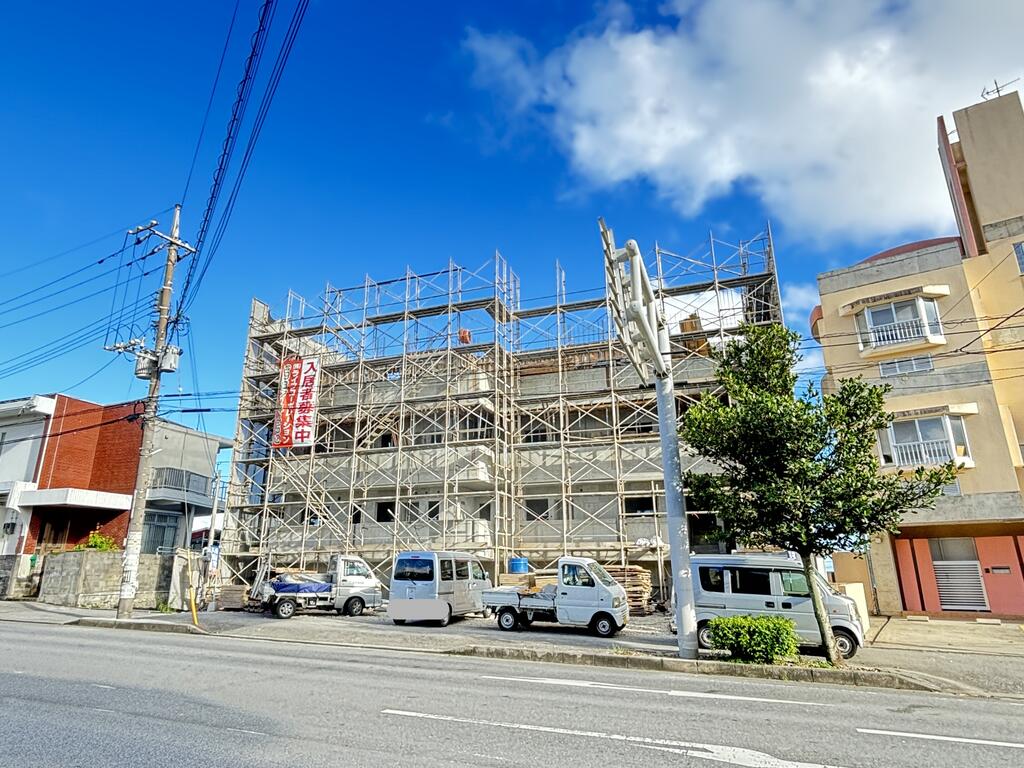 うるま市宮里　共同住宅　の建物外観