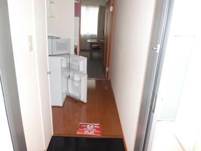 玄関　通路の奥が居室です。