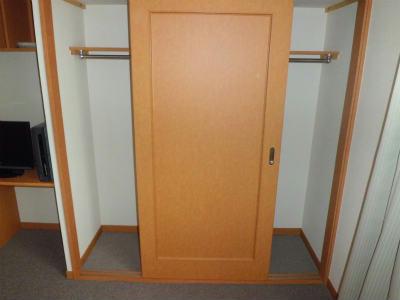 収納　衣服をたくさん掛けられます。