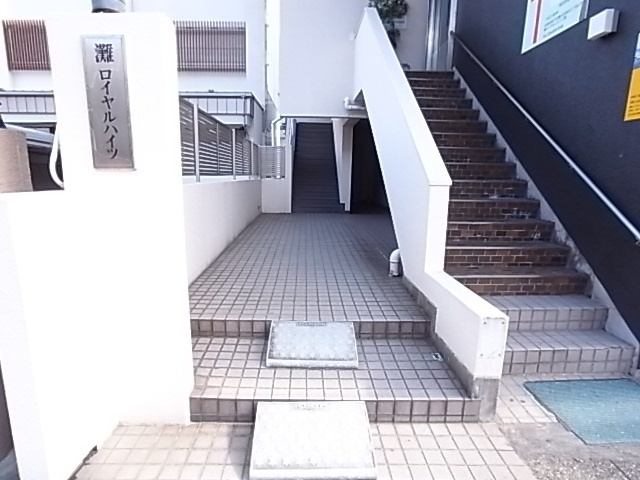 【神戸市灘区記田町のマンションのエントランス】