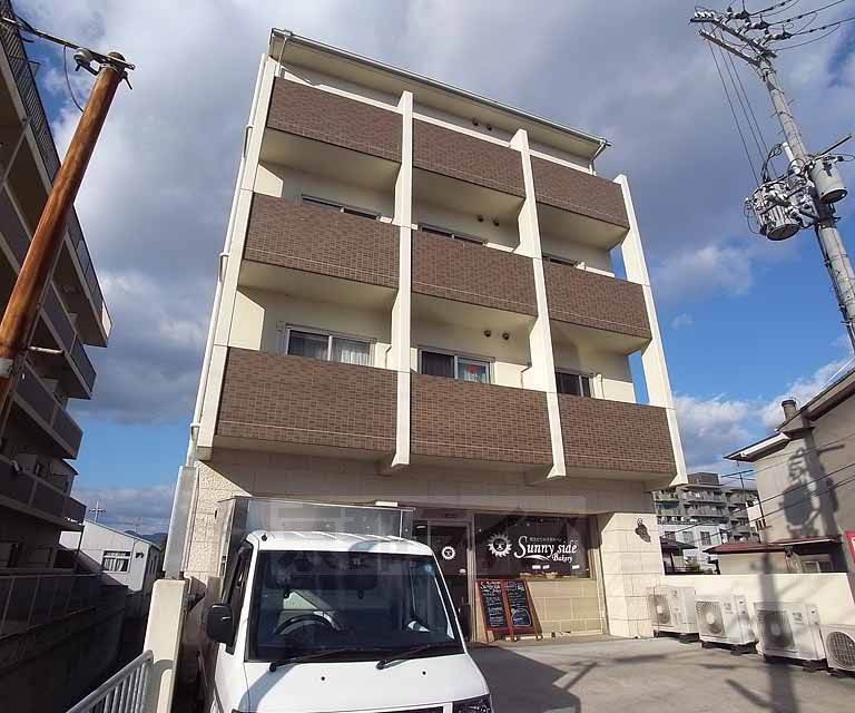 【京都市右京区西京極橋詰町のマンションの建物外観】