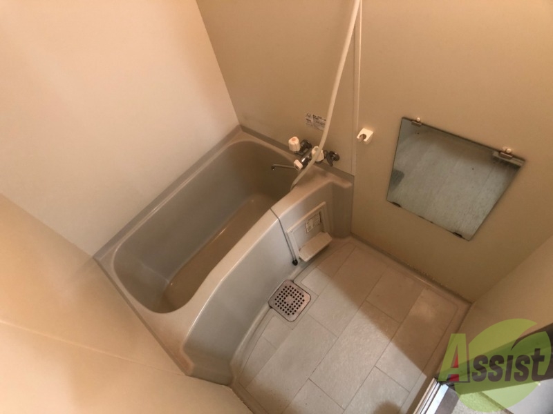 バス・シャワールーム　こちらはお風呂。一日の疲れをここで癒してください。