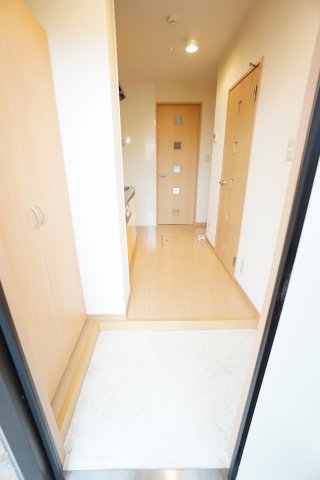 玄関　※同物件・同タイプの写真です。