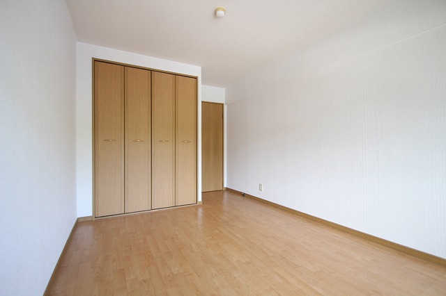 居室・リビング　写真は別号室です。