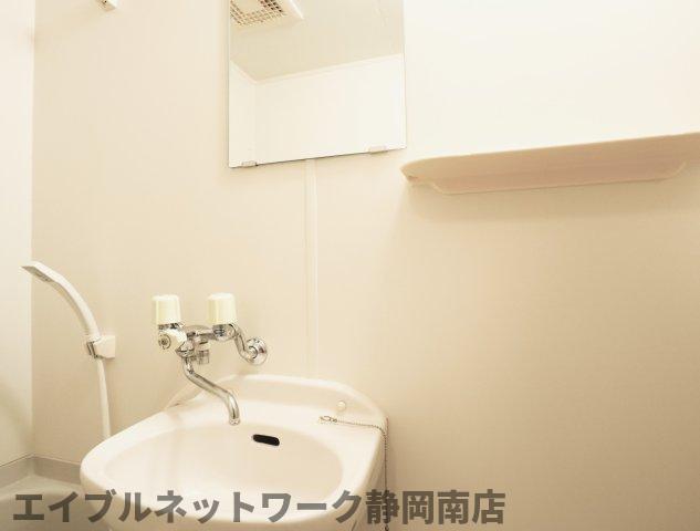 洗面設備　明るい洗面所です