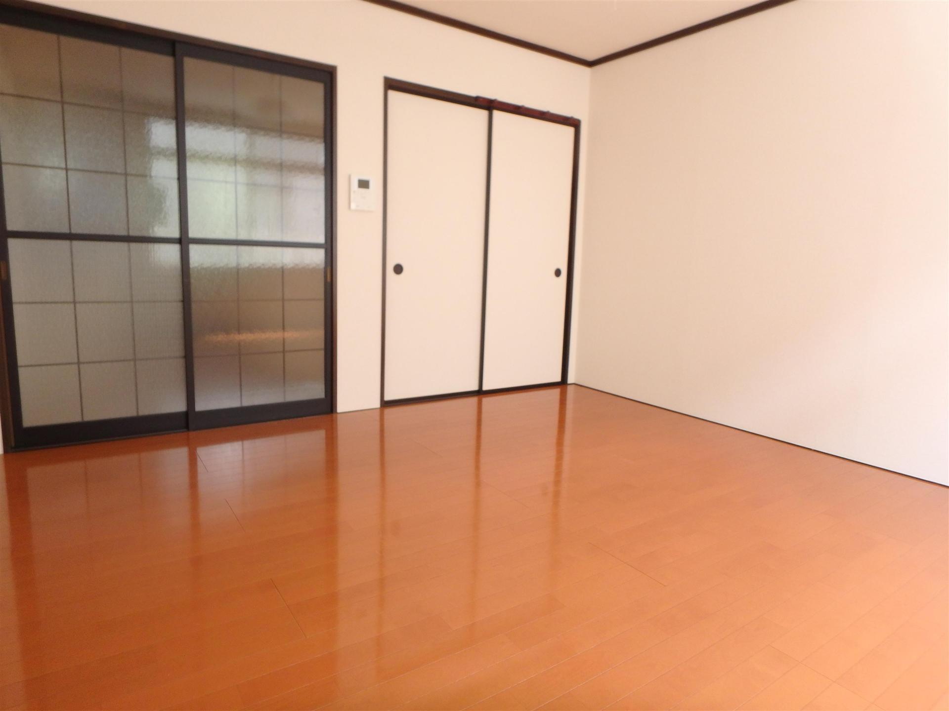 居室・リビング　南向きの明るい８帖の洋室になります☆