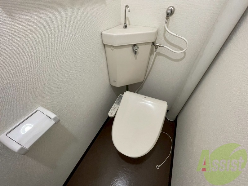 トイレ　トイレです。タオル掛けもついて便利ですね。