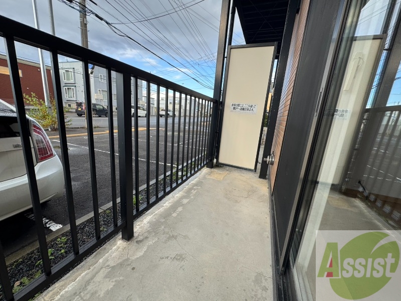 バルコニー　バルコニー。洗濯物がはかどりそうな広さがありますよ。