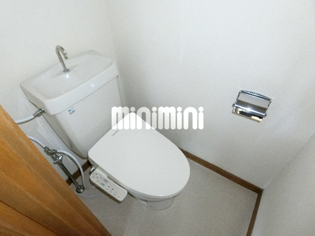 トイレ　温水洗浄機能付きのトイレです。