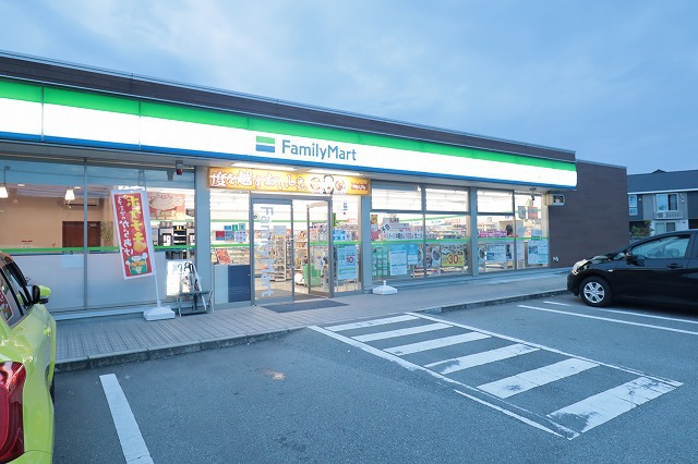 コンビニ　ファミリーマート（コンビニ）まで556m