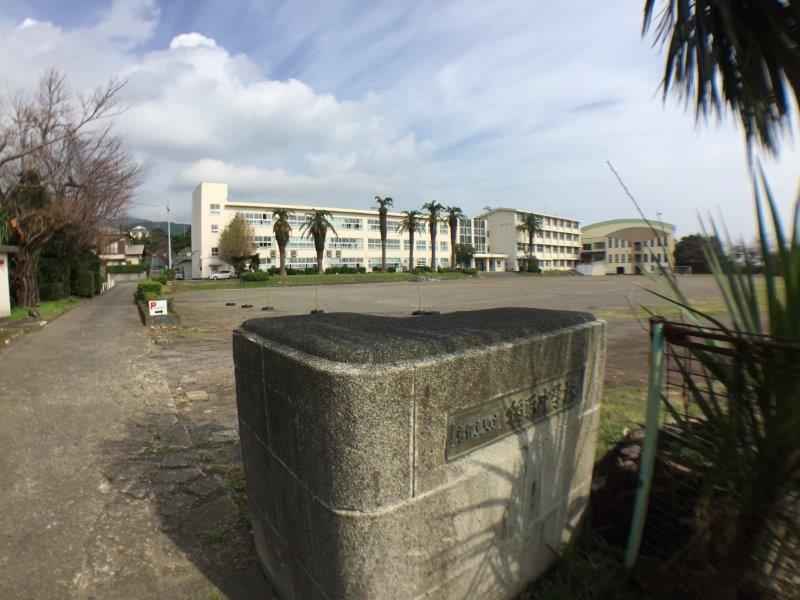 中学校　稲取中学校（中学校）まで1424m