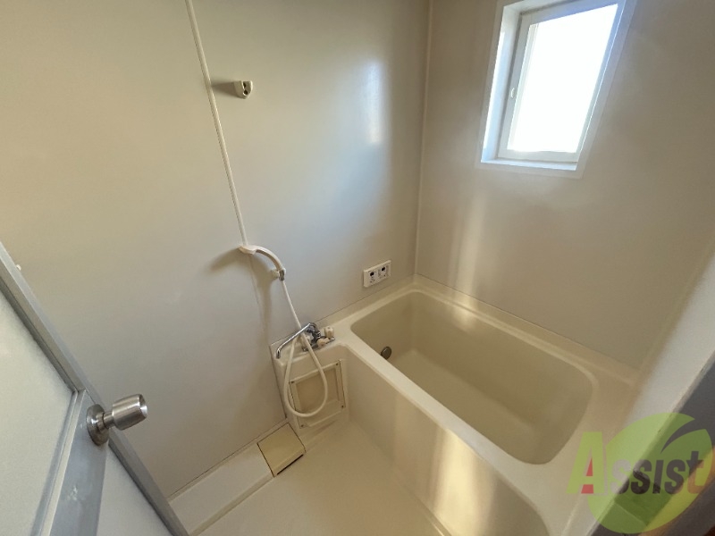 バス・シャワールーム　落ち着いたデザインの浴室。ゆったりできそうです。