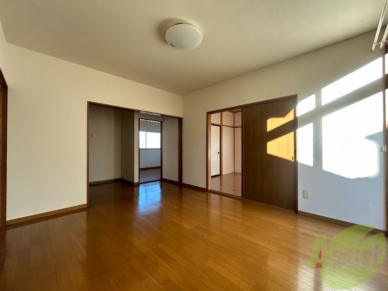 居室・リビング　１０帖のＬＤＫです。広々としてきれいですね。