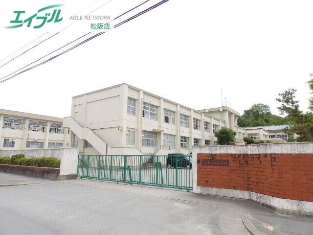 小学校　松阪市立山室山小学校（小学校）まで617m