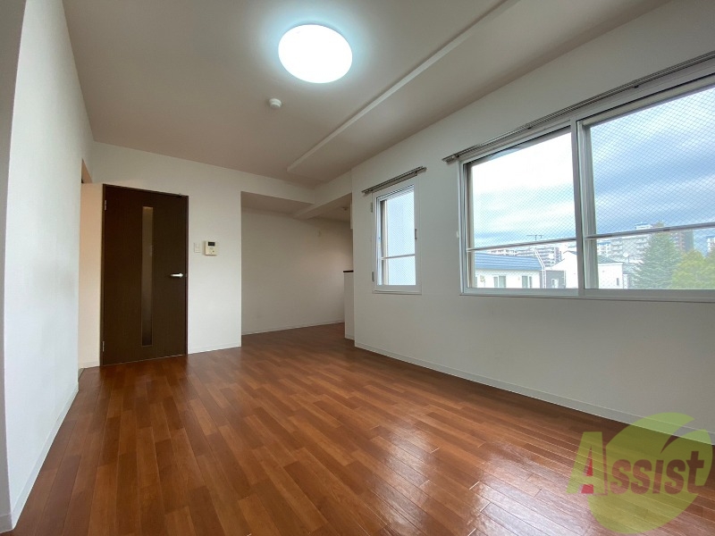 居室・リビング　広くてキレイなお部屋が広がっていて、充実した生活が送れそう。