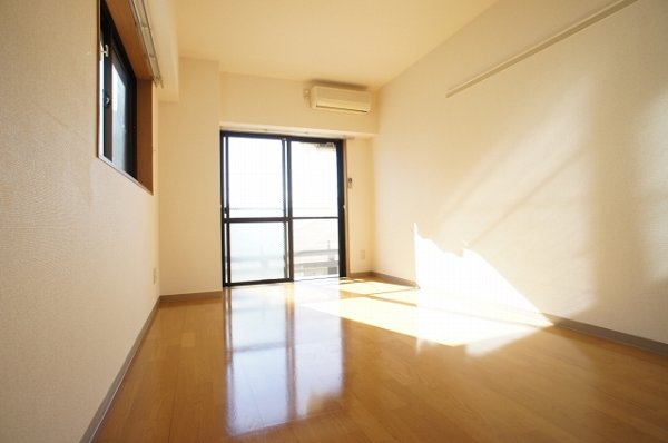 居室・リビング　明るい光が差し込むリビング8帖☆